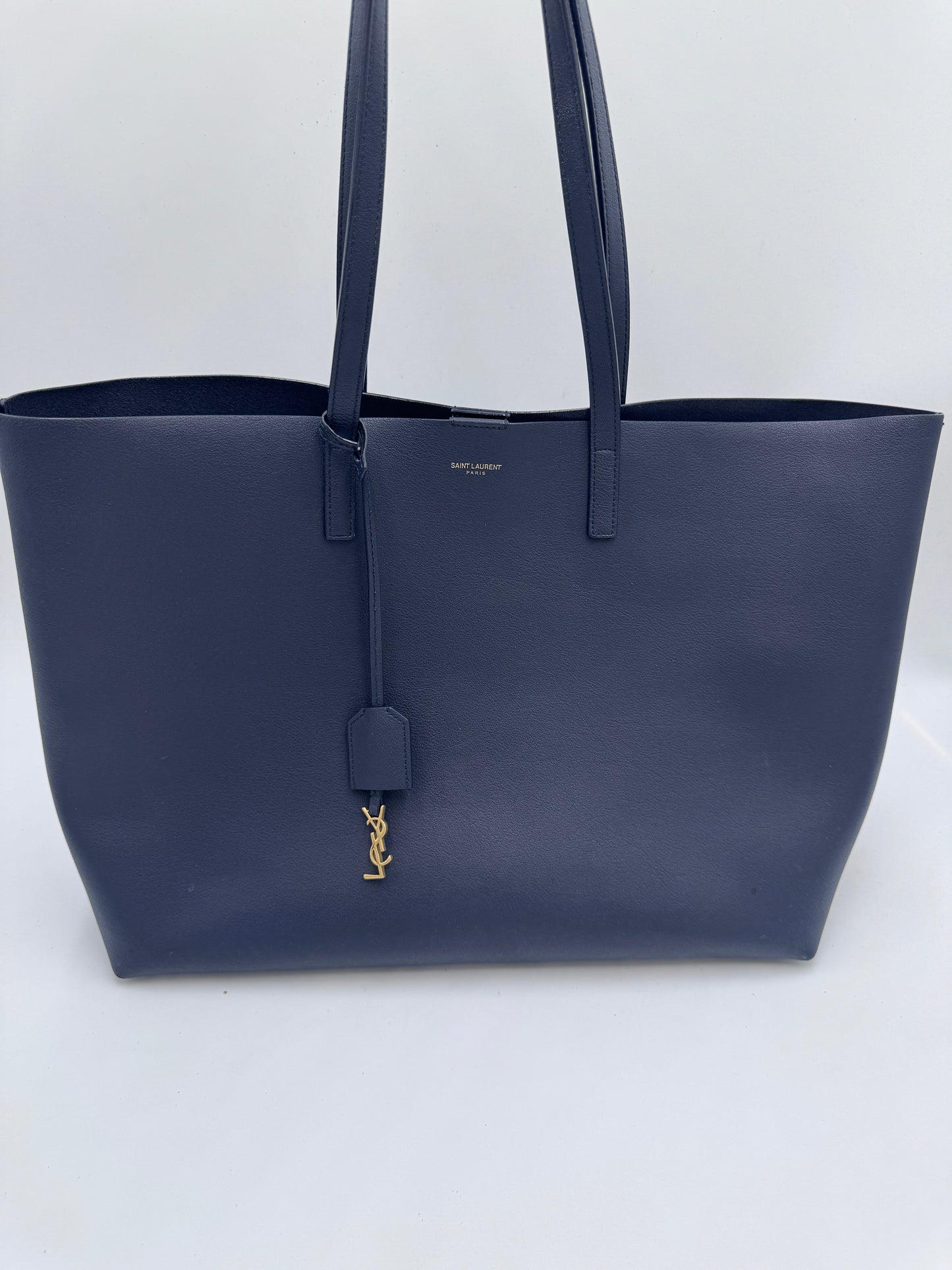 Komplette Ansicht der preloved Saint Laurent Shoulder Bag – luxuriöse Crossbody-Tasche in schwarz.