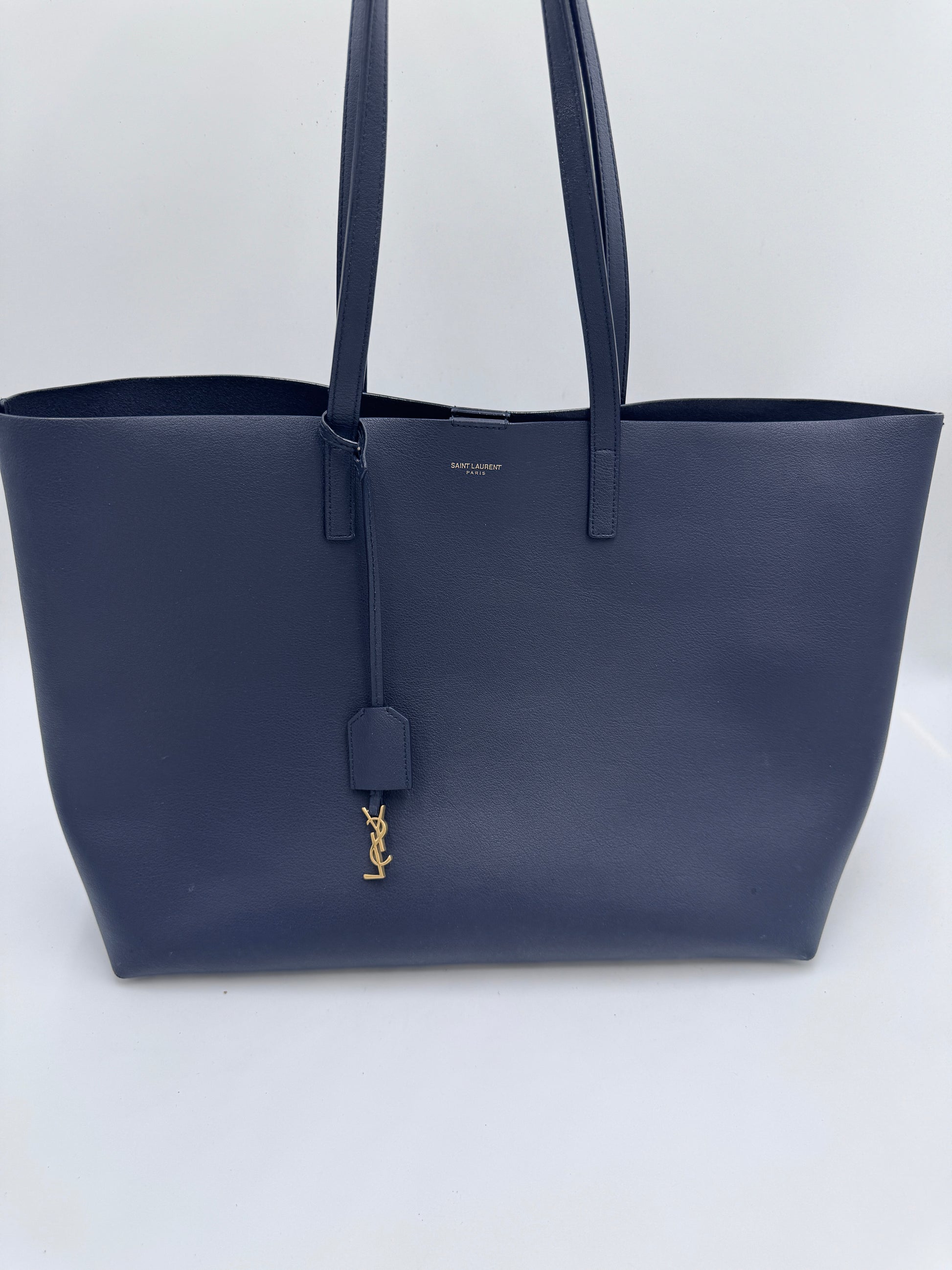 Komplette Ansicht der preloved Saint Laurent Shoulder Bag – luxuriöse Crossbody-Tasche in schwarz.