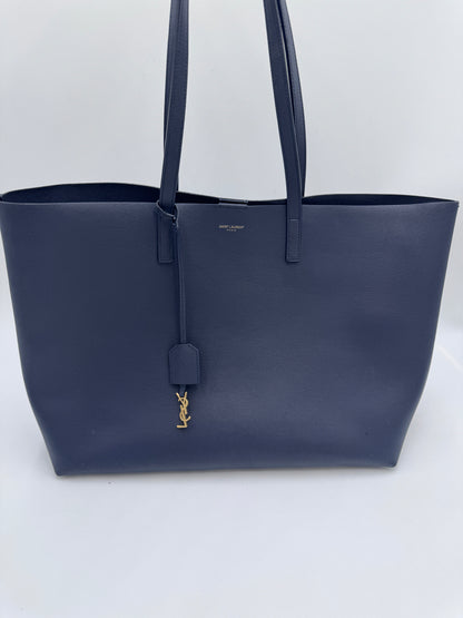 Komplette Ansicht der preloved Saint Laurent Shoulder Bag – luxuriöse Crossbody-Tasche in schwarz.