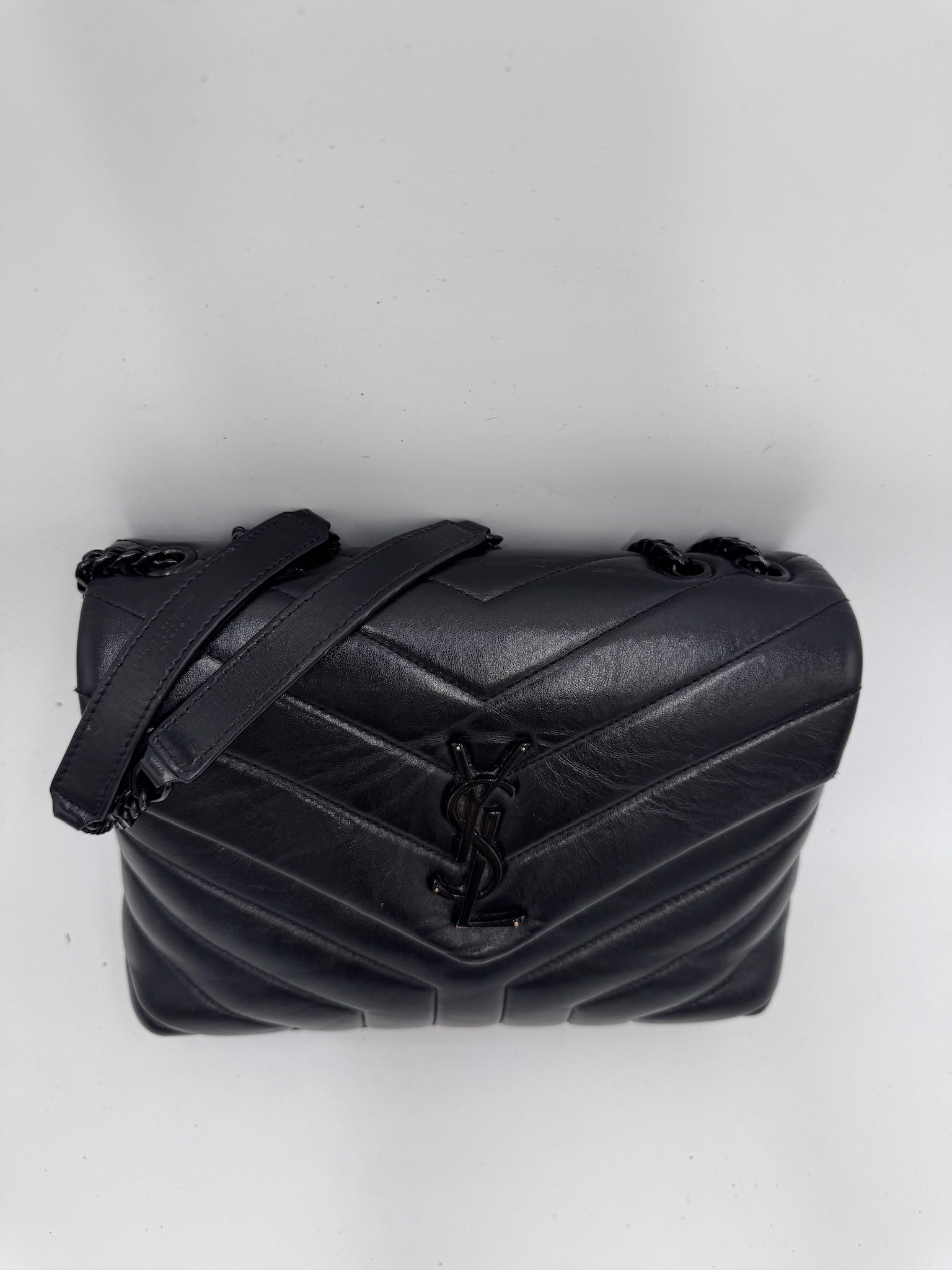 Akzente & Hardware dieser Schwarz vintage Saint Laurent Lou Lou Medium im Fokus.