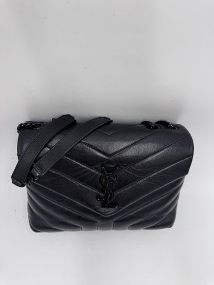 Akzente & Hardware dieser Schwarz vintage Saint Laurent Lou Lou Medium im Fokus.