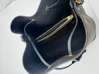 Blick ins Innere der monogram pre-owned Louis Vuitton NeoNoe (Totebag).