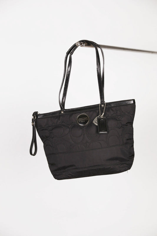 Frontalansicht der vintage Coach Schultertasche in Schwarz.