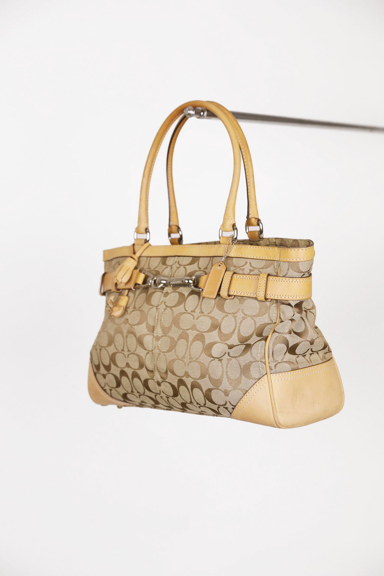 Frontalansicht der pre-owned Coach Shoulder Bag in Gelb.