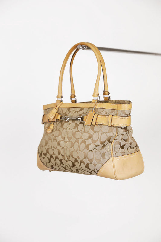 Frontalansicht der pre-owned Coach Shoulder Bag in Gelb.