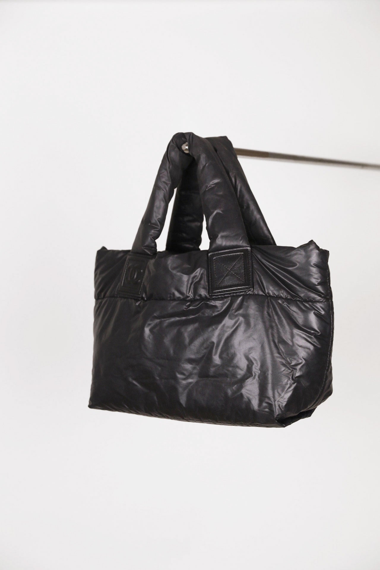 Frontalansicht der luxury secondhand Chanel Puffer Series Nylon in Schwarz.
