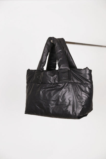 Frontalansicht der luxury secondhand Chanel Puffer Series Nylon in Schwarz.