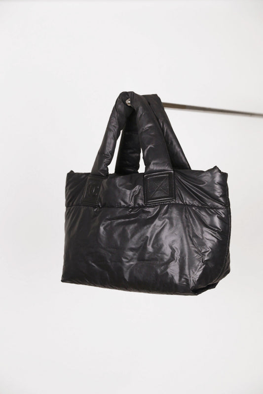 Frontalansicht der luxury secondhand Chanel Puffer Series Nylon in Schwarz.