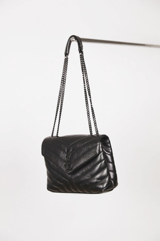 Hauptansicht der Schwarz luxury secondhand Saint Laurent Lou Lou Medium – elegantes Statement-Piece.