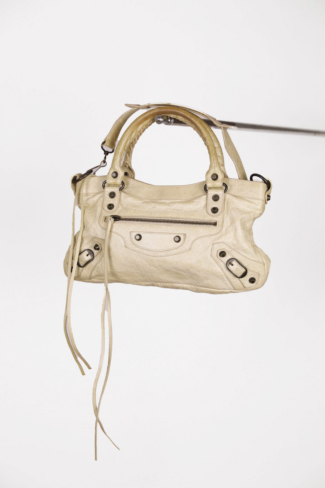 Frontalansicht der secondhand Balenciaga First Handbag in Beige.