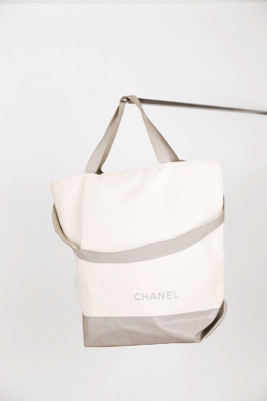 Hauptansicht der Beige preloved Chanel Travel Tote Bag – elegantes Statement-Piece.