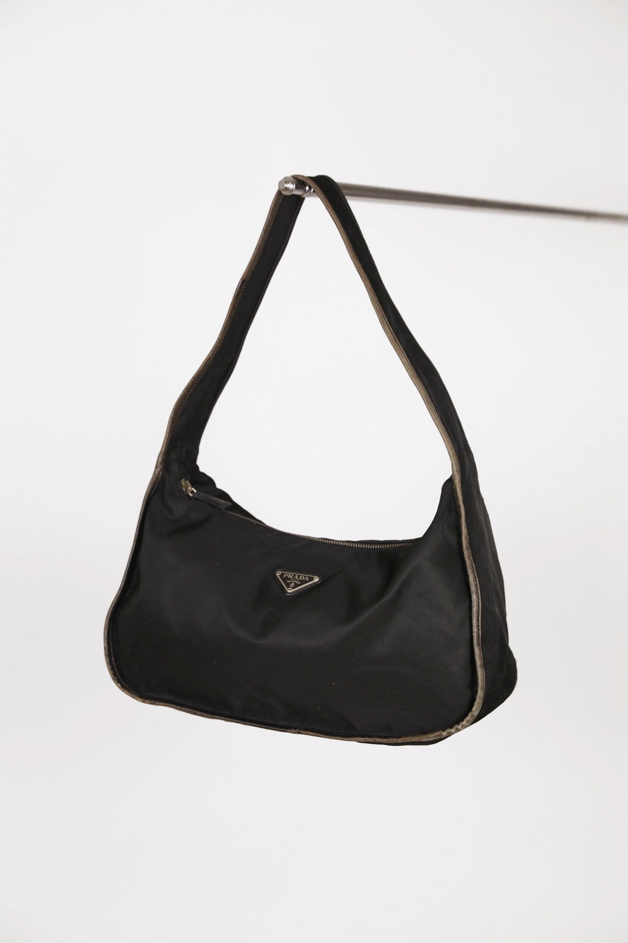 Frontalansicht der luxury secondhand Prada One Shoulder Nylon in Schwarz.