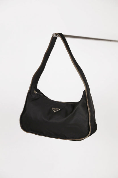 Frontalansicht der luxury secondhand Prada One Shoulder Nylon in Schwarz.