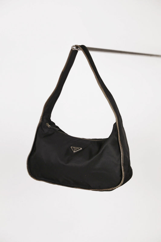 Frontalansicht der luxury secondhand Prada One Shoulder Nylon in Schwarz.