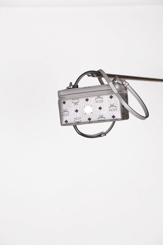 Hauptansicht der Silber preloved MCM – elegantes Statement-Piece.