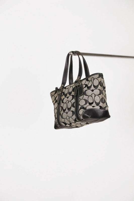 Frontalansicht der secondhand Coach Handtasche in Grau.