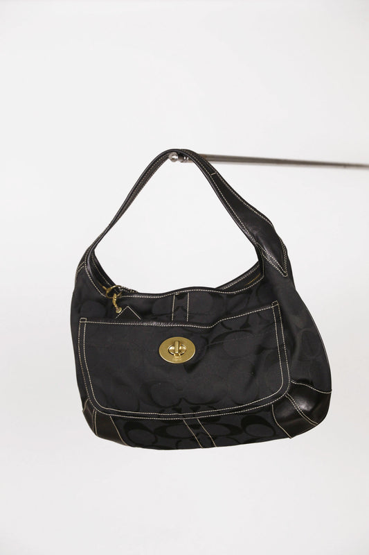 Frontalansicht der luxury secondhand Coach Shoulder Bag in Schwarz.