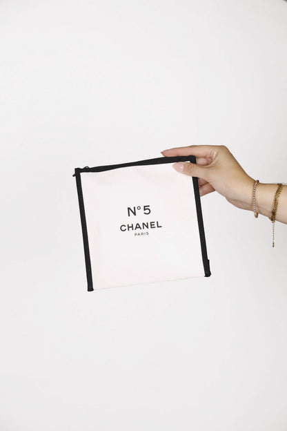 Frontalansicht der luxury secondhand Chanel Pouch in Weiss.