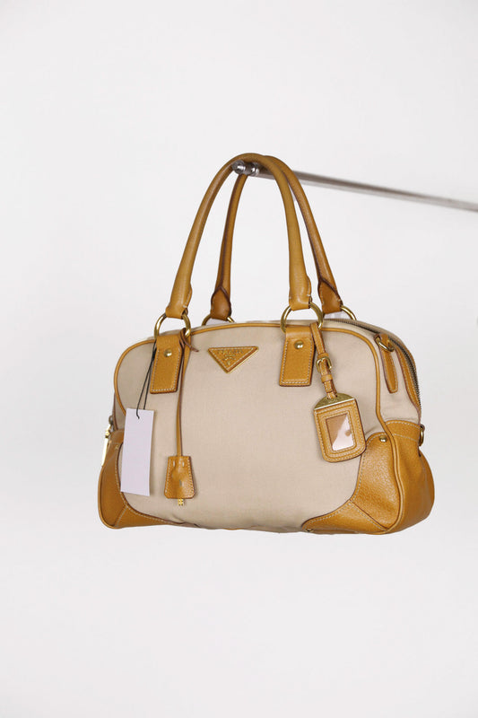 Frontalansicht der pre-owned Prada Bowling Bauletto in beige / creme.
