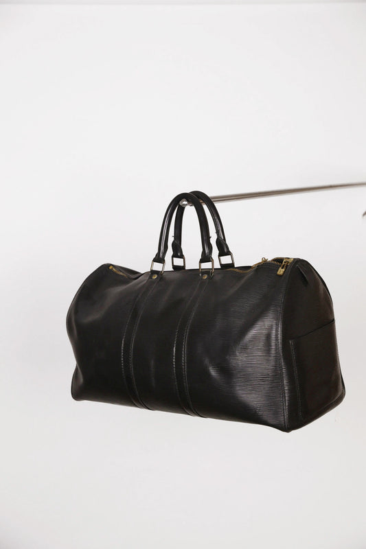 Frontalansicht der preloved Louis Vuitton Keppall 45 in schwarz.