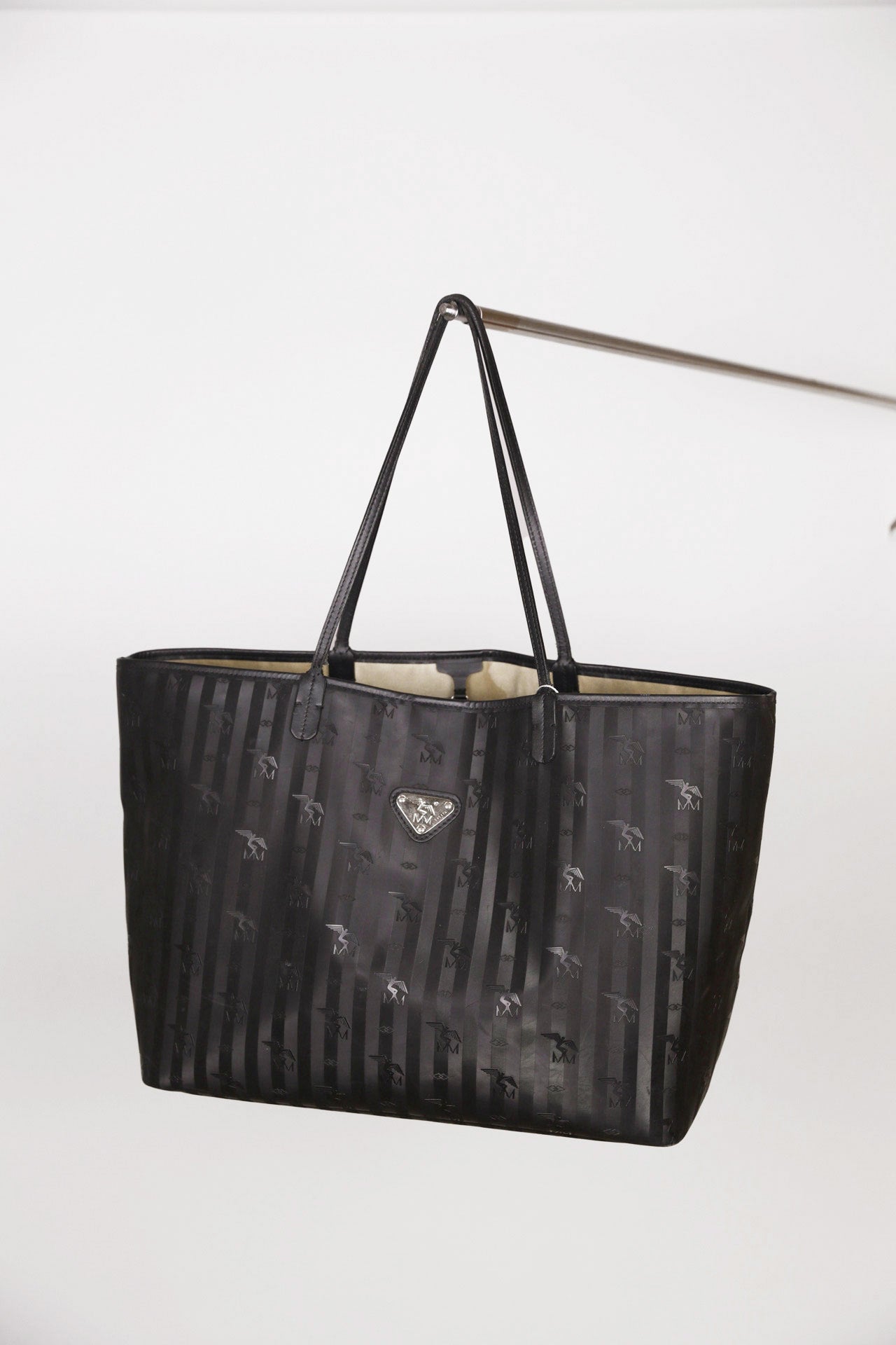 Hauptansicht der schwarz preloved Maison Mollerus Zürich – elegantes Statement-Piece.