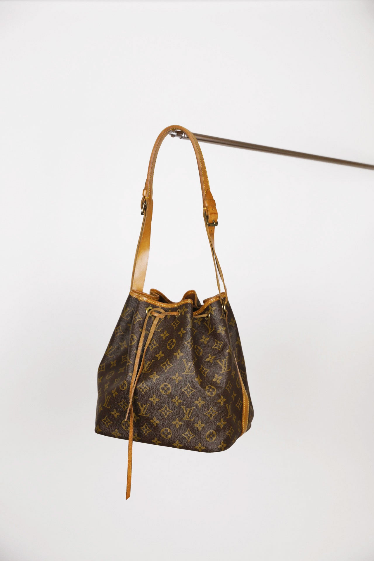 Frontalansicht der vintage Louis Vuitton Petite Noe in monogram.
