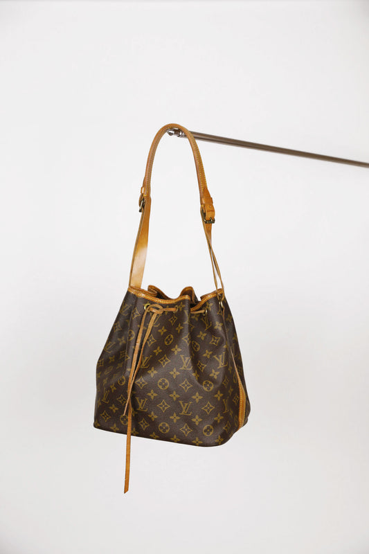 Frontalansicht der vintage Louis Vuitton Petite Noe in monogram.