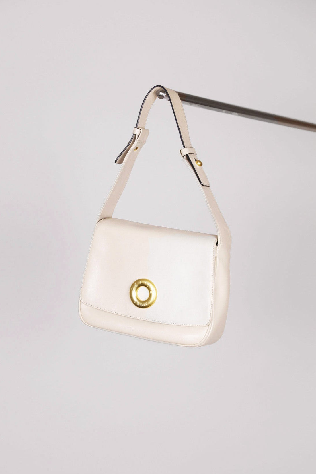 weiss Celine Shoulder Bag (Accesoires) als Hauptfoto in eleganter Perspektive.