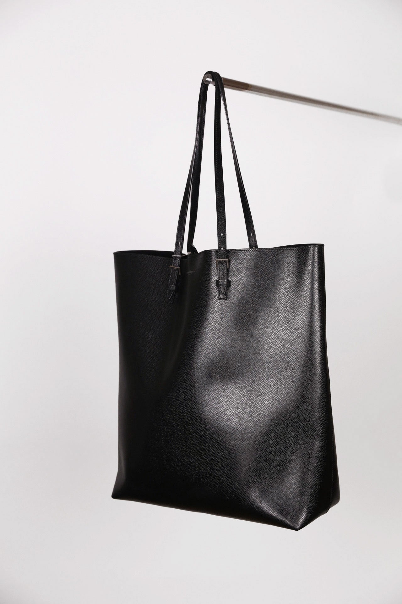 Hauptansicht der schwarz preloved Saint Laurent Shopper (High) – elegantes Statement-Piece.