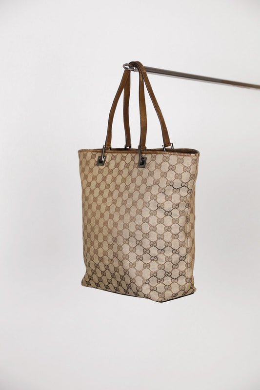 Frontalansicht der luxury secondhand Gucci Shopper in braun.