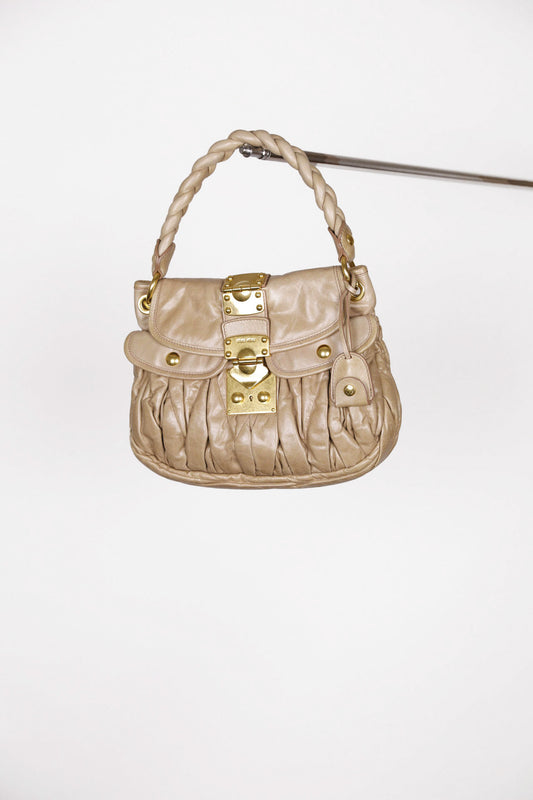 Frontalansicht der luxury secondhand MiuMiu Matelassé in beige / creme.