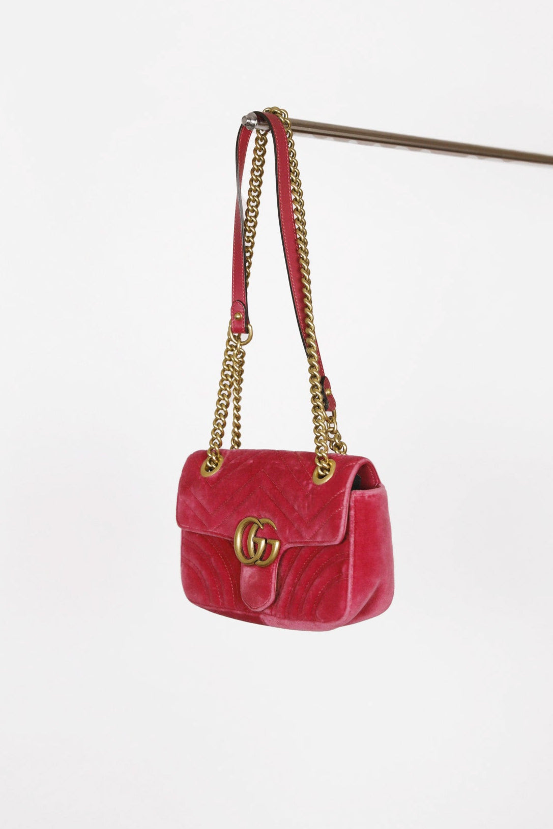 Frontalansicht der vintage Gucci Marmont in rosa.