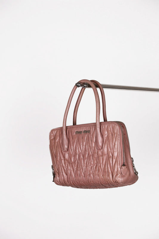 Hauptansicht der rosa preloved MiuMiu Crossbody – elegantes Statement-Piece.