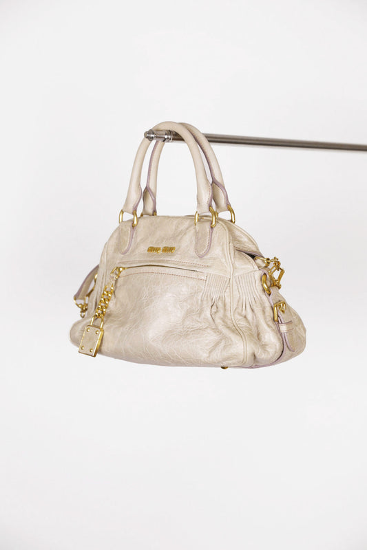 Frontalansicht der preloved MiuMiu Vitello Lux in beige / creme.