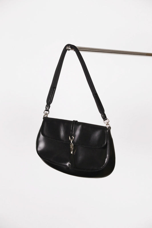Hauptansicht der schwarz vintage Prada Baguette Bag – elegantes Statement-Piece.