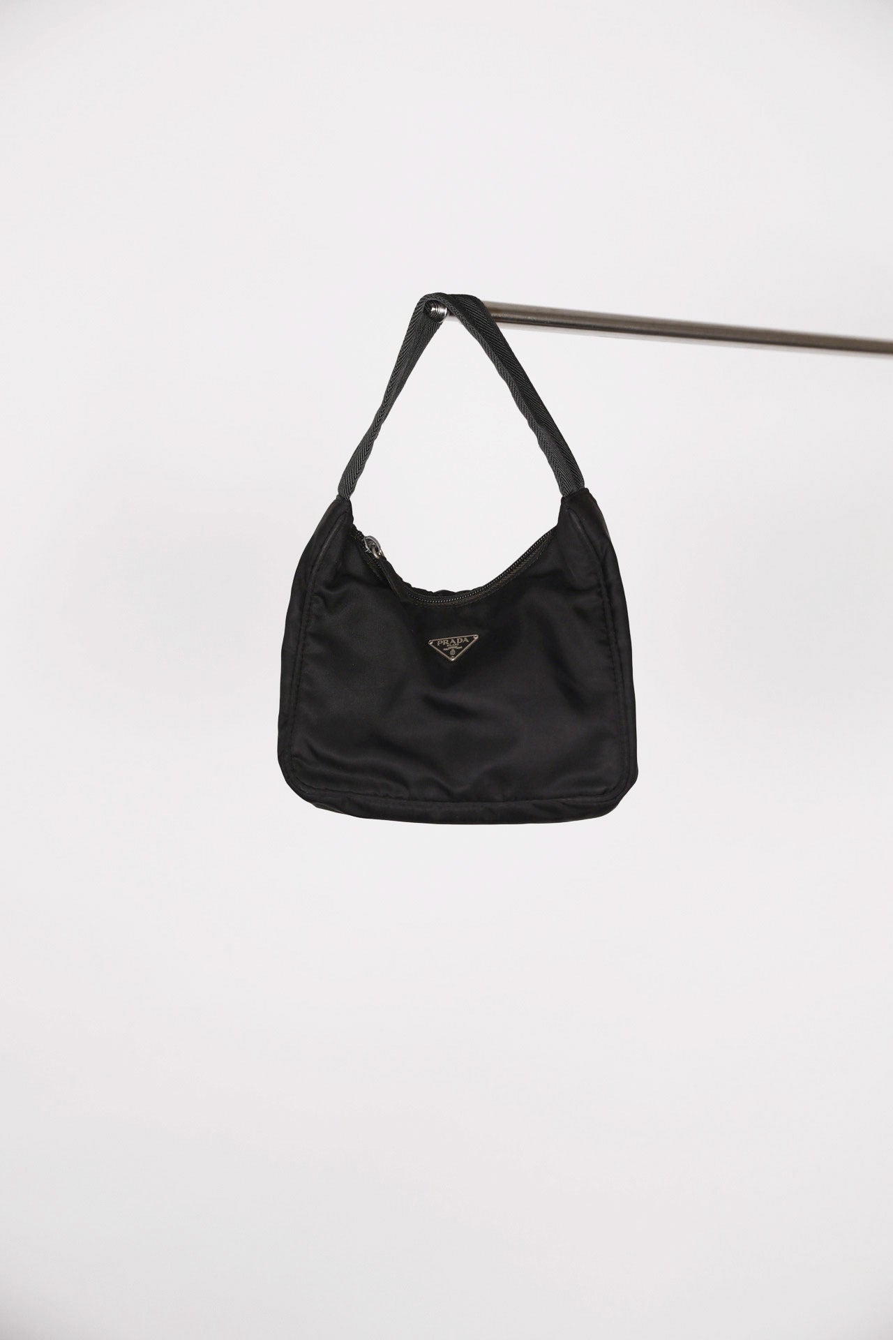 Hauptansicht der schwarz luxury secondhand Prada Shoulder bag – elegantes Statement-Piece.