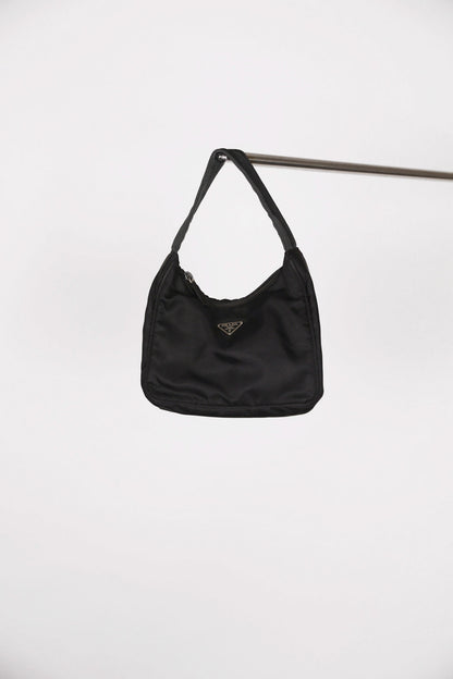 Hauptansicht der schwarz luxury secondhand Prada Shoulder bag – elegantes Statement-Piece.