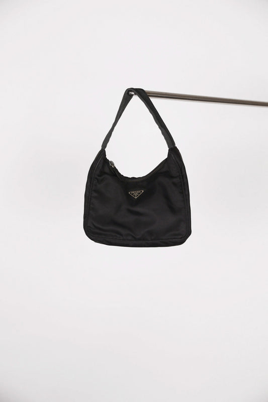Hauptansicht der schwarz luxury secondhand Prada Shoulder bag – elegantes Statement-Piece.