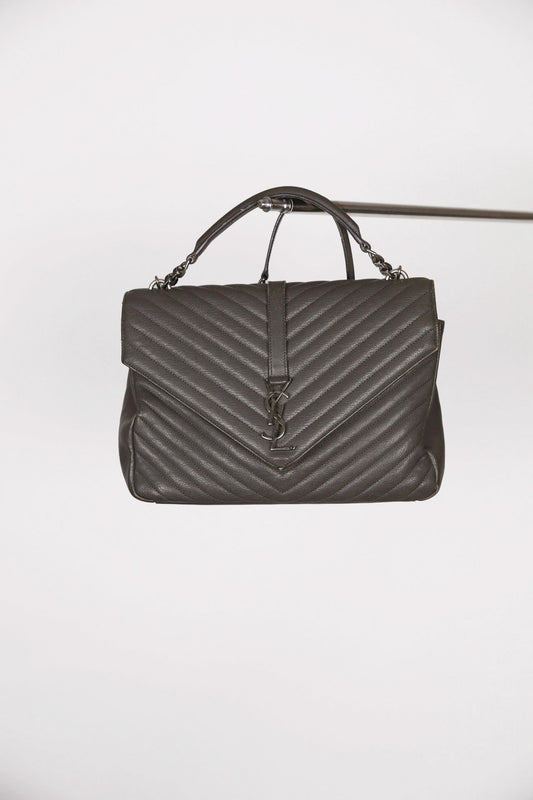 Frontalansicht der luxury secondhand Saint Laurent College Medium Bag in grau.