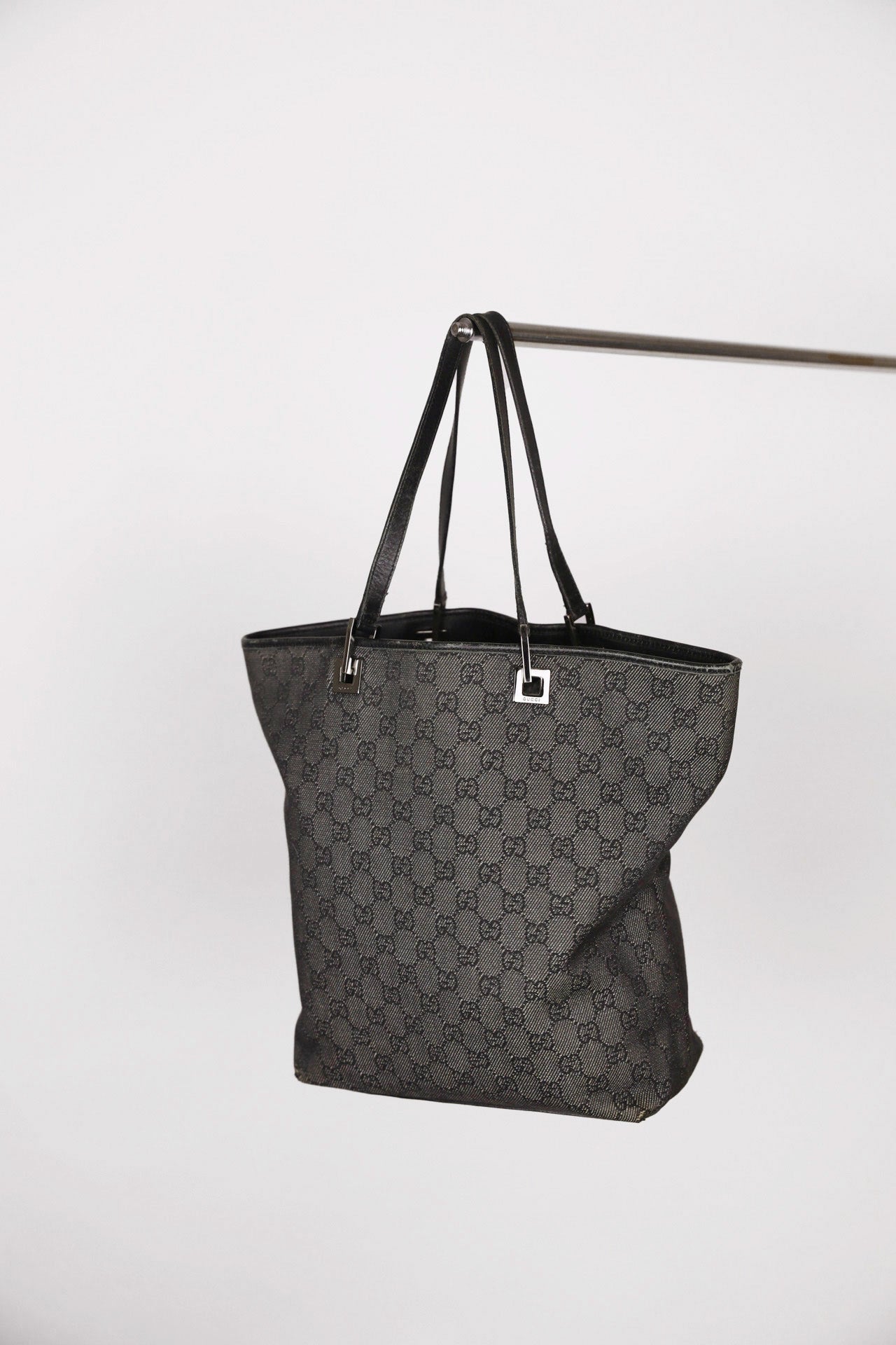 Gucci Schultertasche (grau) als Hauptfoto aus der Schultertasche-Kategorie.