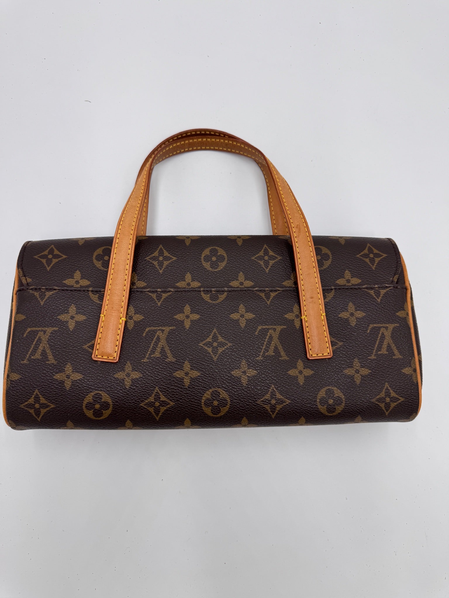 Hintere Perspektive dieser secondhand Louis Vuitton Sonatine in Monogram.