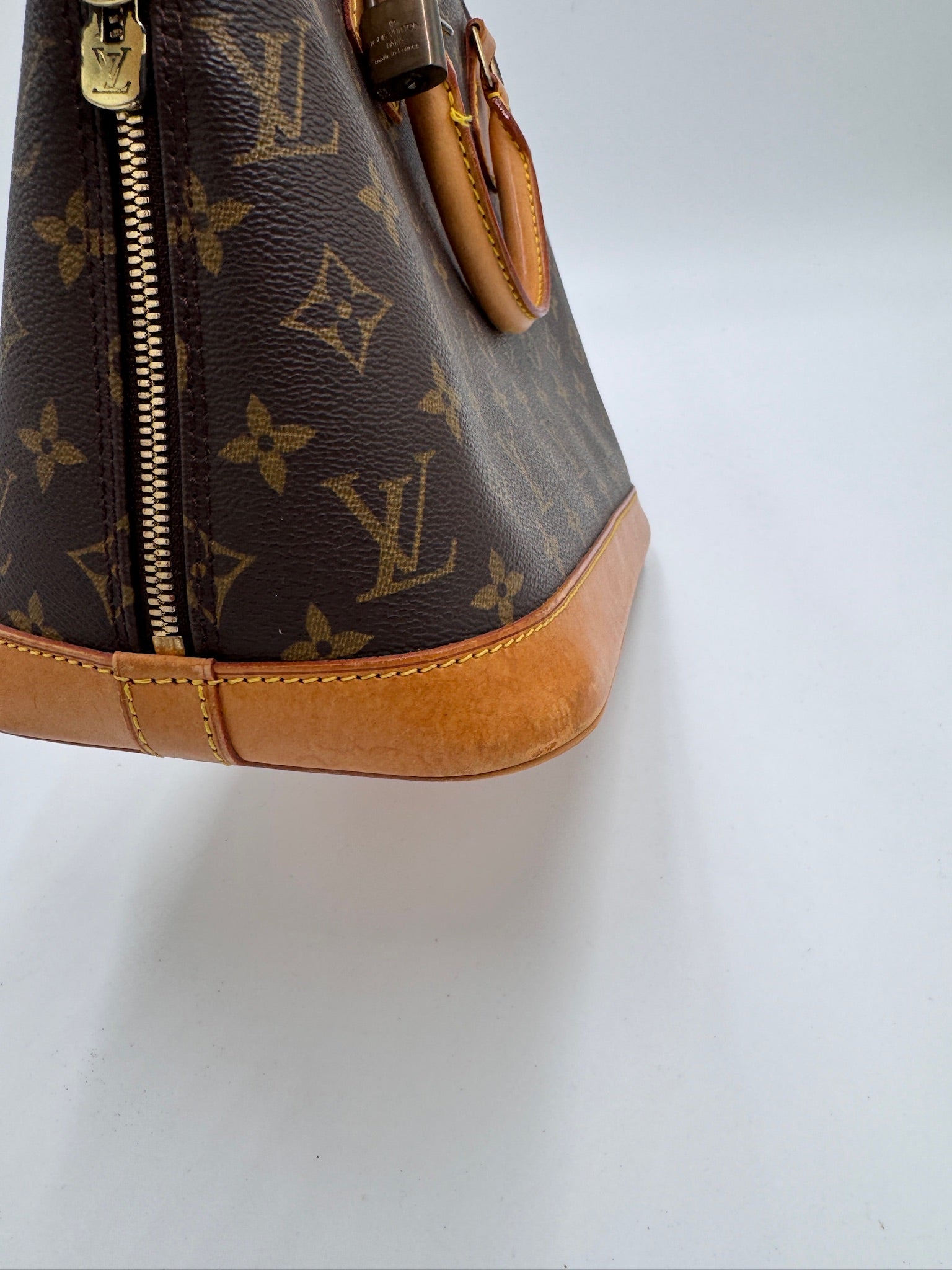 Exklusive Ansicht von Details der vintage Louis Vuitton Alma PM (Shopper).