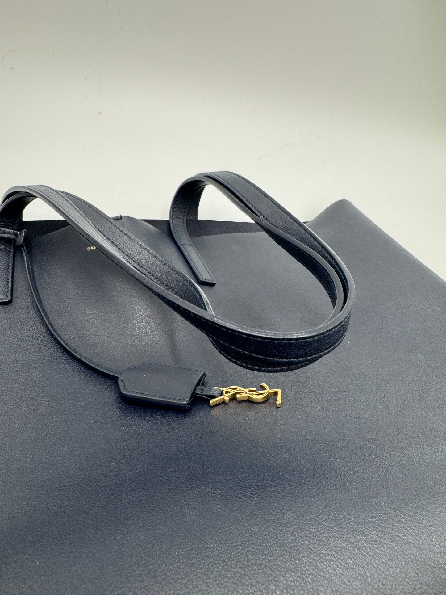 Tragegriffe dieser schwarz Saint Laurent Shoulder Bag in Crossbody-Form.