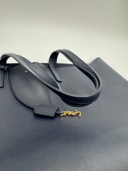 Tragegriffe dieser schwarz Saint Laurent Shoulder Bag in Crossbody-Form.