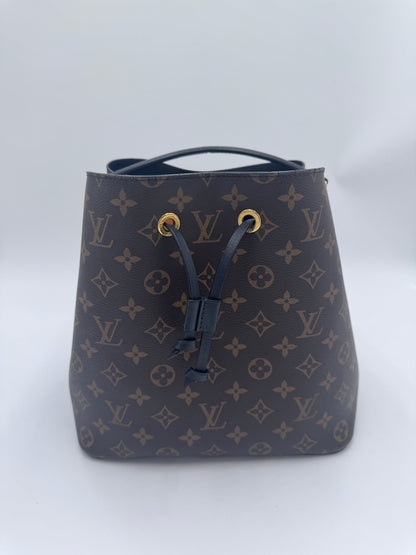 Komplette Ansicht der vintage Louis Vuitton NeoNoe – luxuriöse Totebag-Tasche in monogram.