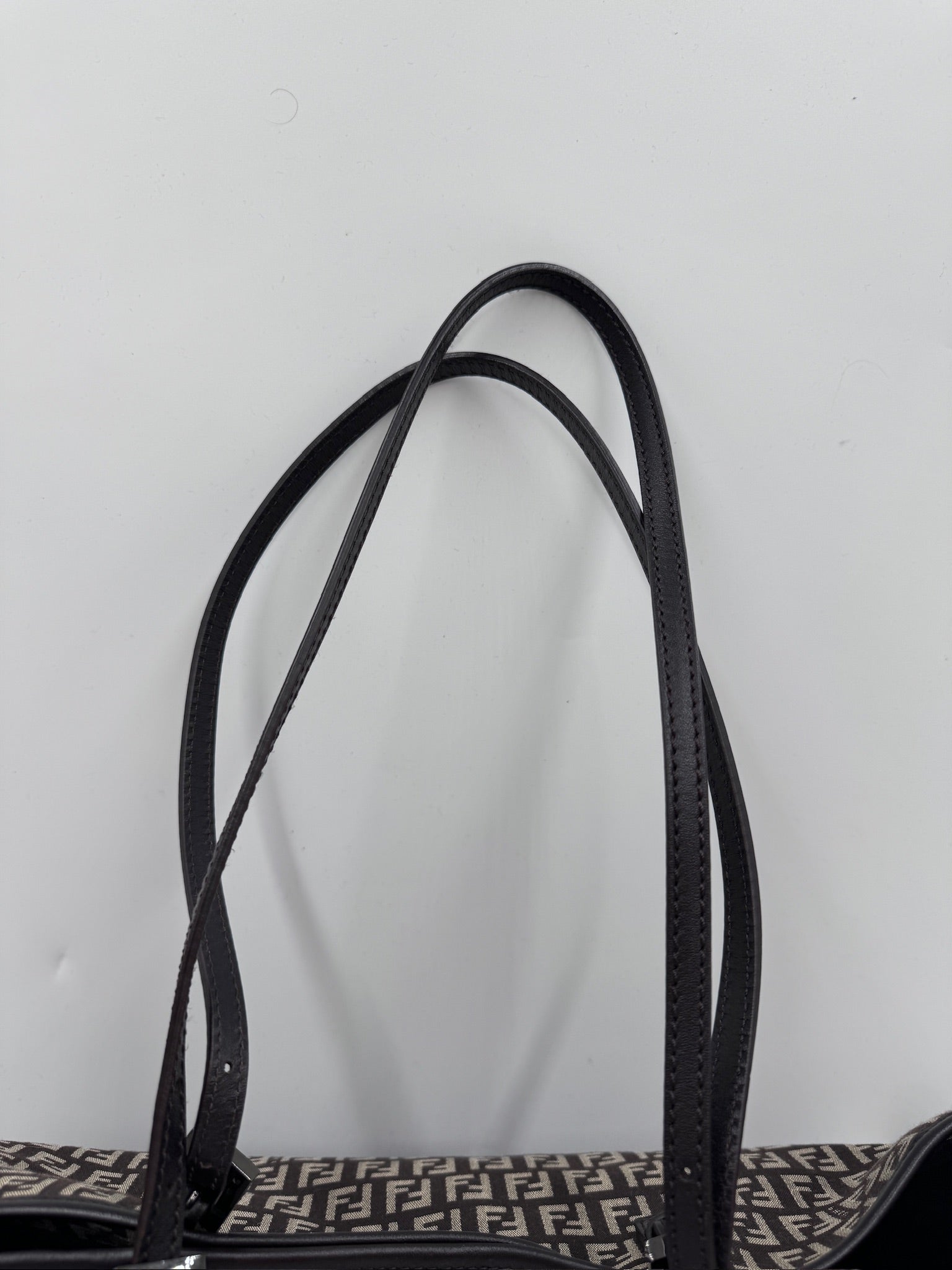Detailaufnahme des Henkels der preloved Fendi Shopper (braun).