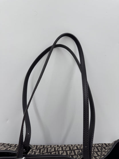 Detailaufnahme des Henkels der preloved Fendi Shopper (braun).
