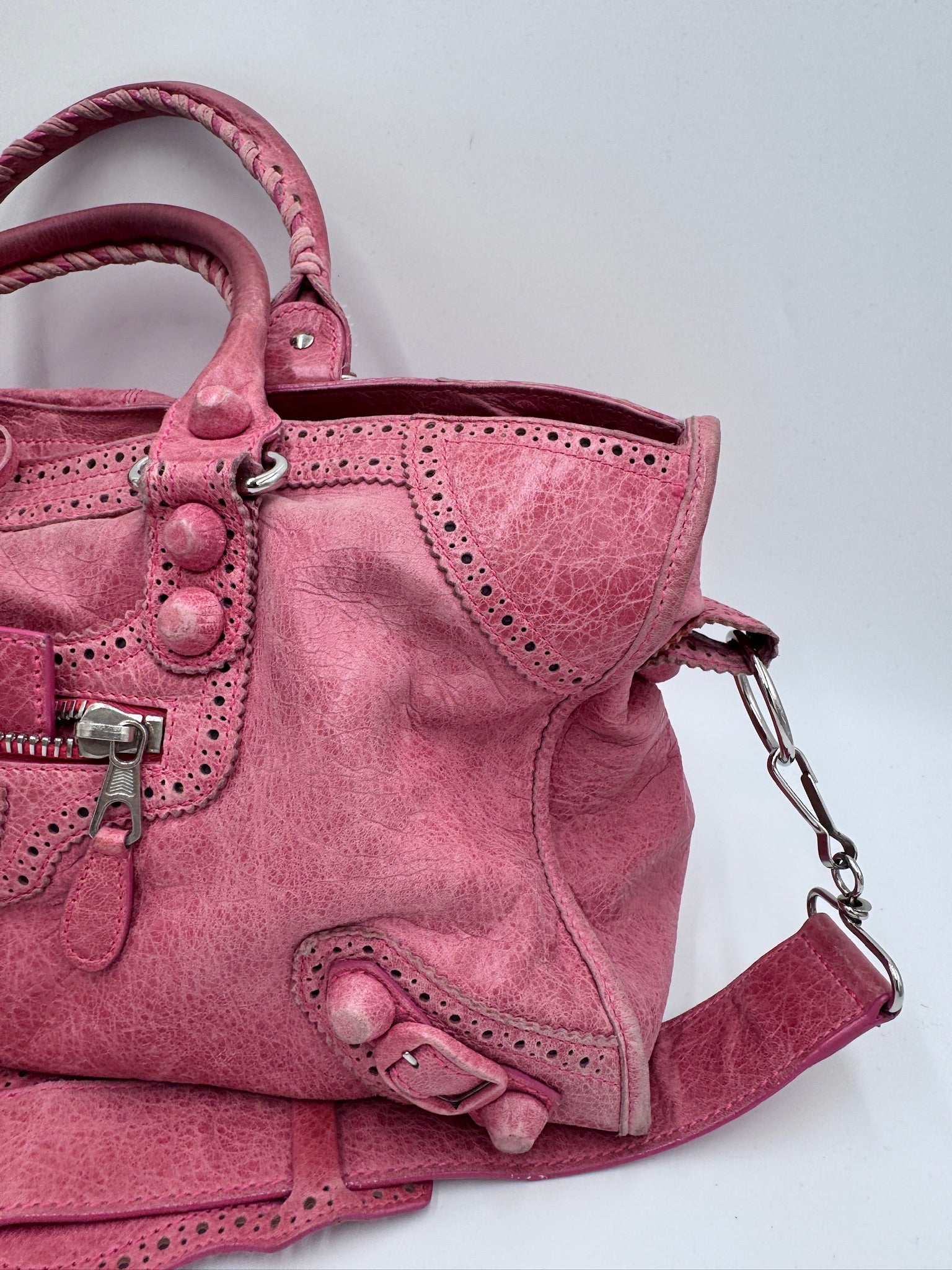 Rechte Seitliche Ansicht der Balenciaga The City Schultertasche, Details des schwarzen Leders