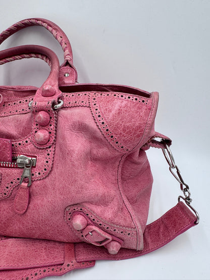 Rechte Seitliche Ansicht der Balenciaga The City Schultertasche, Details des schwarzen Leders