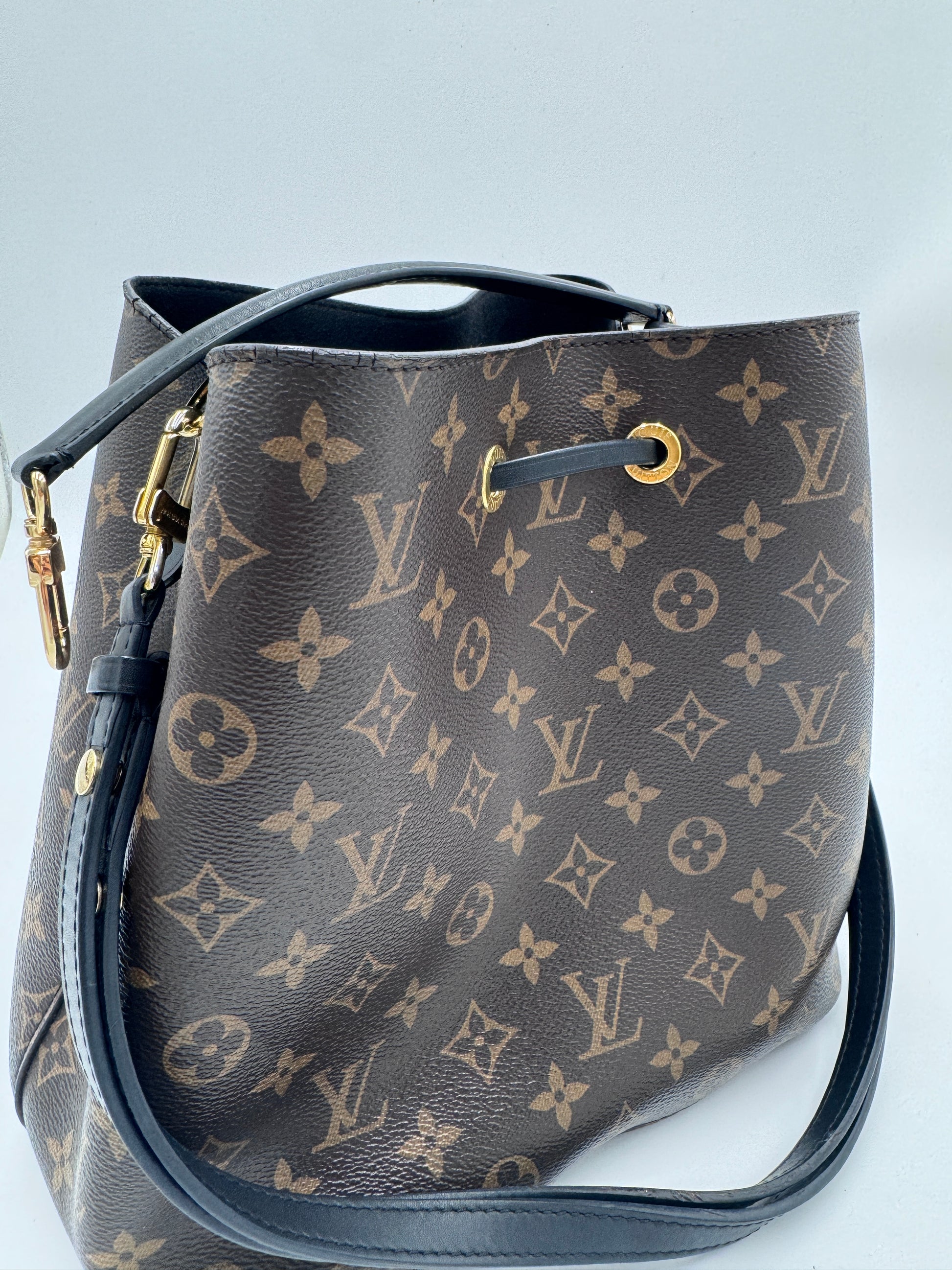 Detailansicht des Rückteils der Louis Vuitton NeoNoe (monogram).